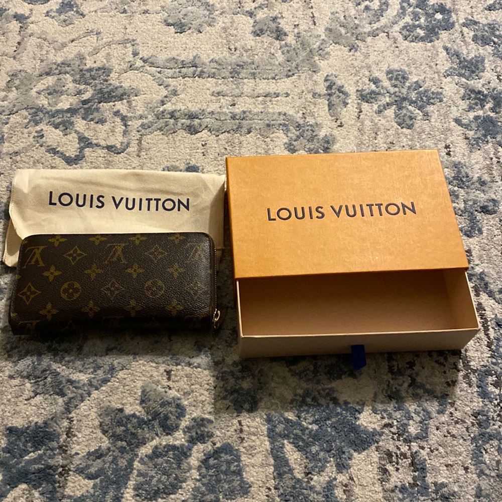 Louis Vuitton zippy wallet like new.